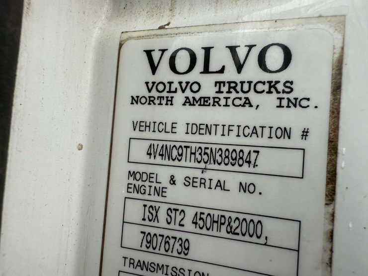 2005-volvo-sleeper-semi,-cummins-isx-engine,-13-speed-eaton-transmission,-wet-kit,-aluminum-front-an-image-42