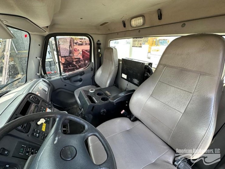 2013-freightliner-m2-106-image-6