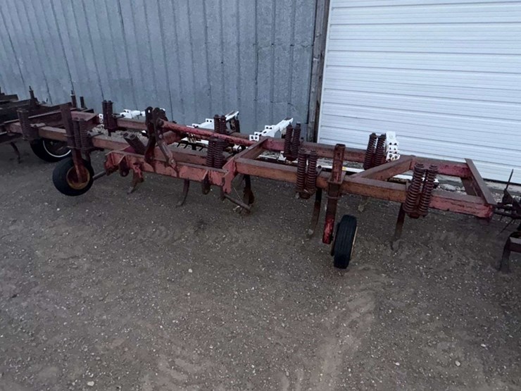 massey-ferguson-chisel-plow,-mounted,-15’-bar,-(11)-shank,-2”-reversible-points,-(2)-gauge-wheels,-b-image-1