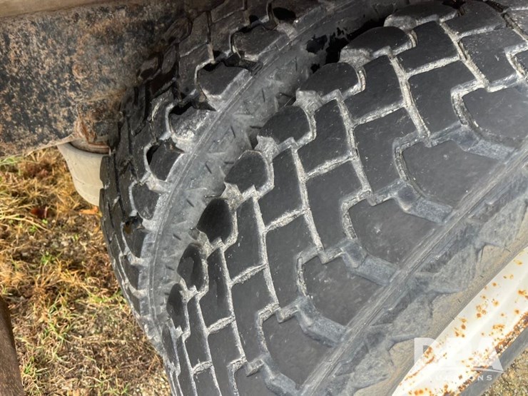 1999-freightliner-fl70-image-27