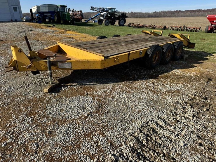 tri-axle-equipment-trailer-image-1