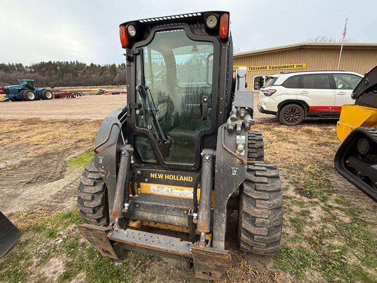 new-holland-l225-image-3