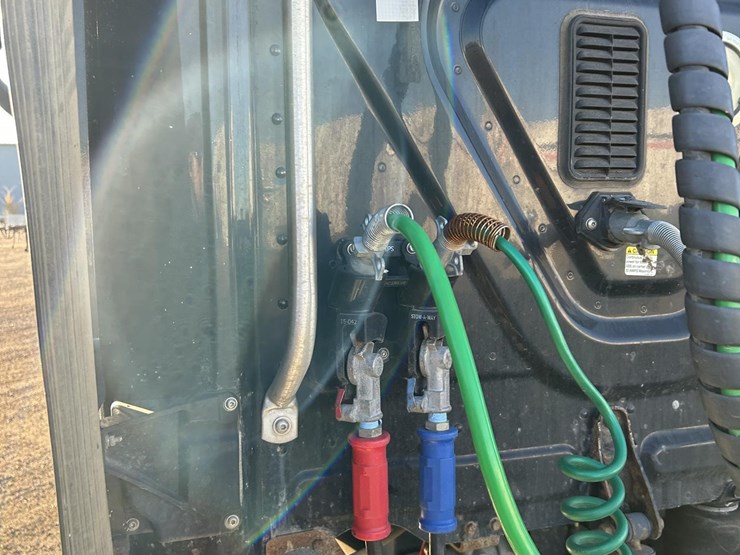 2012-freightliner-cascadia-125-image-31