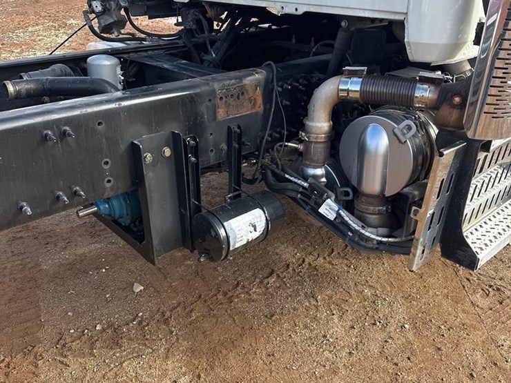 2016-mack-granite-gu433-image-15