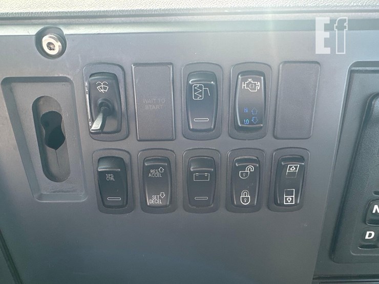 2016-mack-granite-gu433-image-28