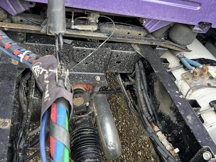 2015-volvo-vnl42t670-image-35