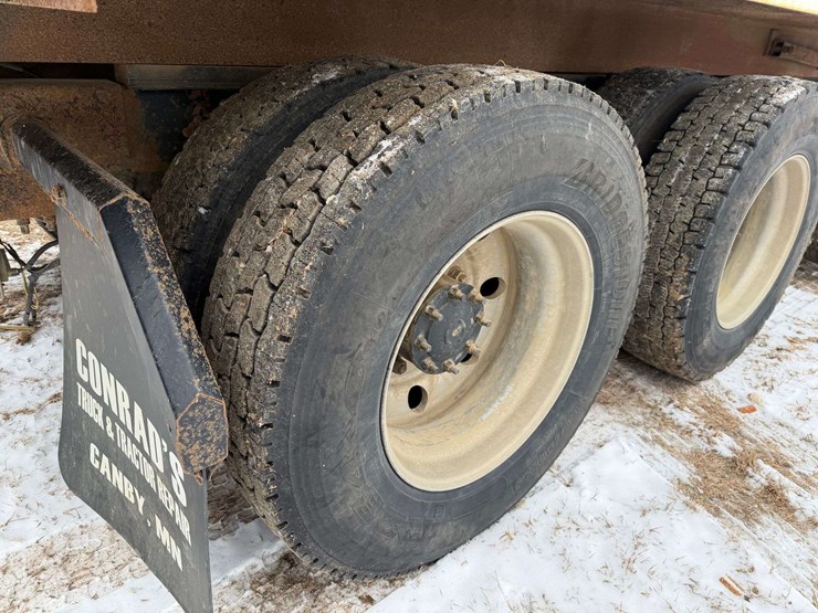 2006-freightliner-columbia-grain-truck,-549,000-miles,-8-year-old-box,-eaton-speed-shift-10-speed-tr-image-30