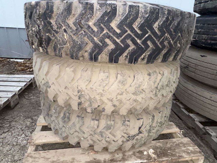 (3)-9.00-20-truck-drive-tires,-on-dayton-rims-image-3