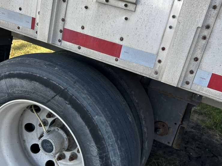 2019-wilson-livestock-trailer-image-37