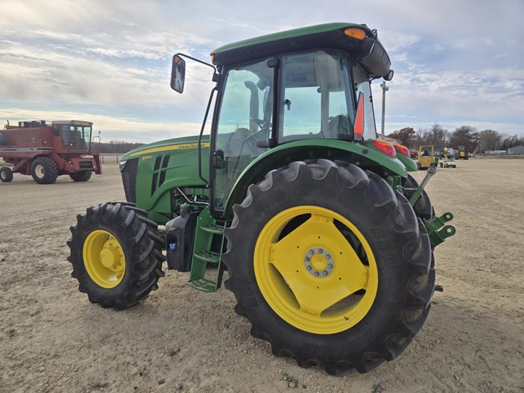 john-deere-6135e-image-15