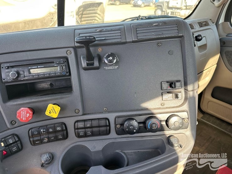 2016-freightliner-cascadia-125-image-14