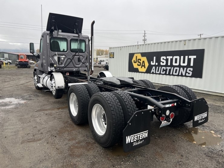 2017-freightliner-cascadia-tri-axle-truck-tractor-image-6