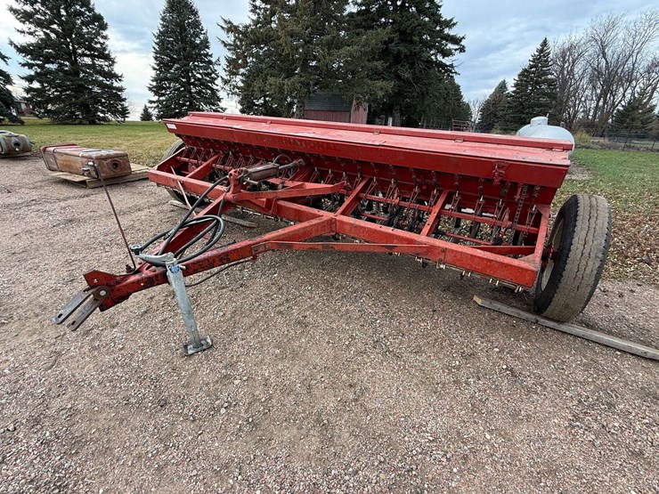 international-172-grain-drill-with-grass-seeder,-6”-spacing-with-hitch-and-hydraulic-plumbing-image-3
