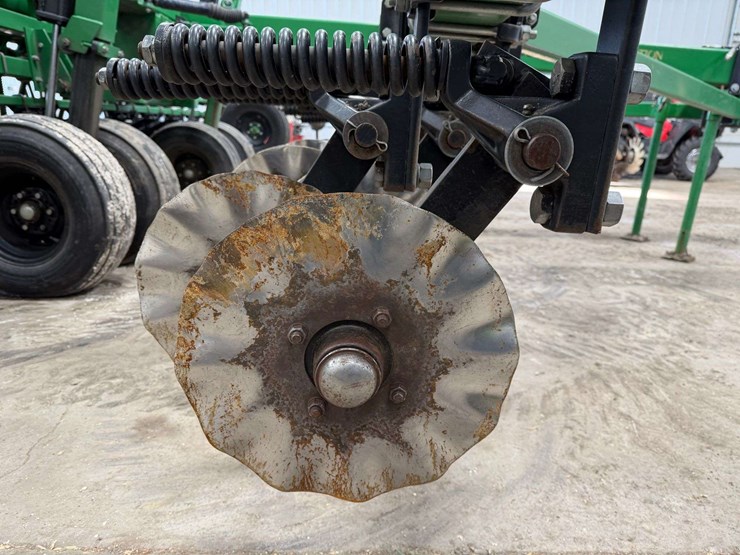 great-plains-20’-grain-drill,-10”-spacing,-3pt-converted-into-a-pull-type,-has-markers,-front-coulte-image-17