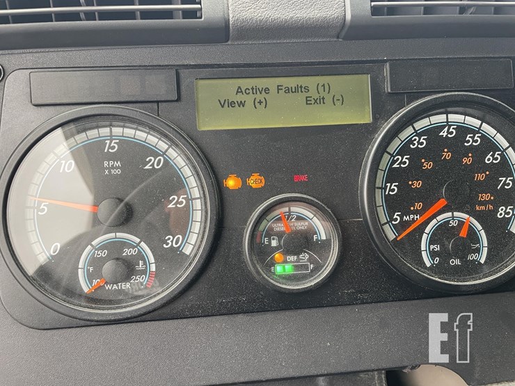 2014-freightliner-cascadia-125-image-31