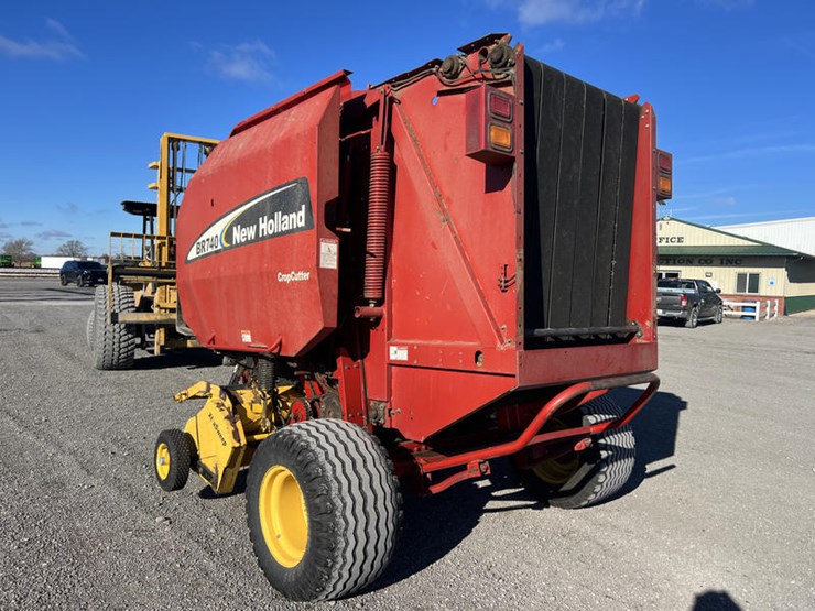 new-holland-br740-image-6