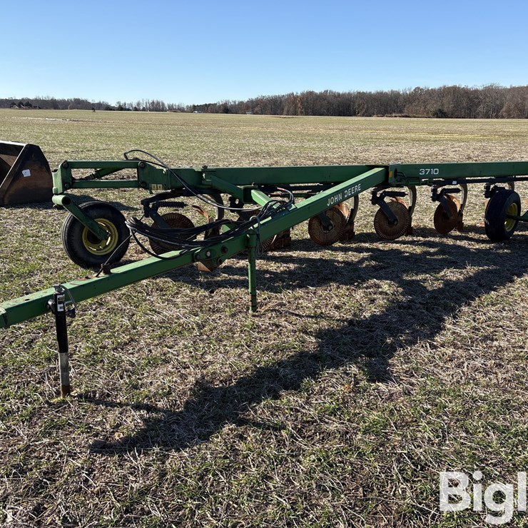 JOHN DEERE 3710