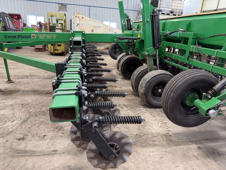 great-plains-20’-grain-drill,-10”-spacing,-3pt-converted-into-a-pull-type,-has-markers,-front-coulte-image-8