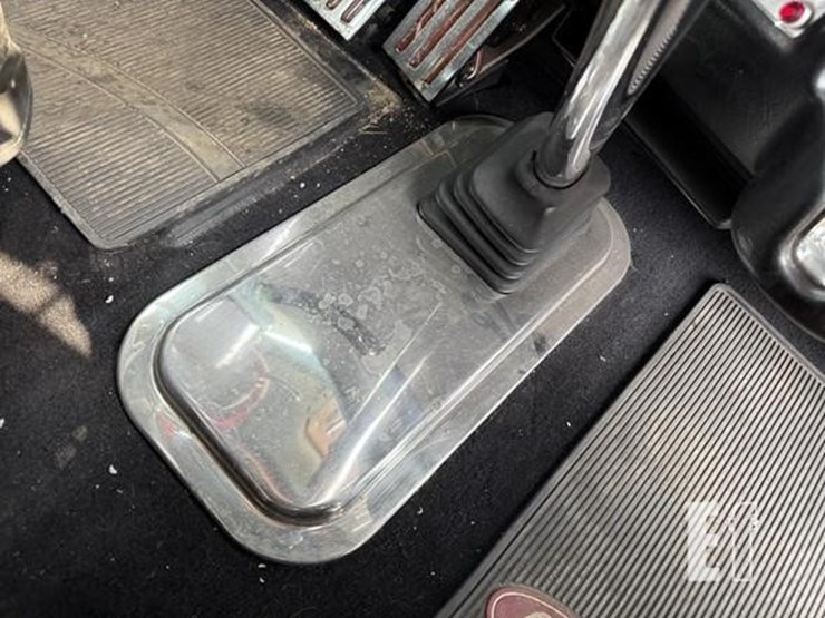 2002-peterbilt-379-image-39