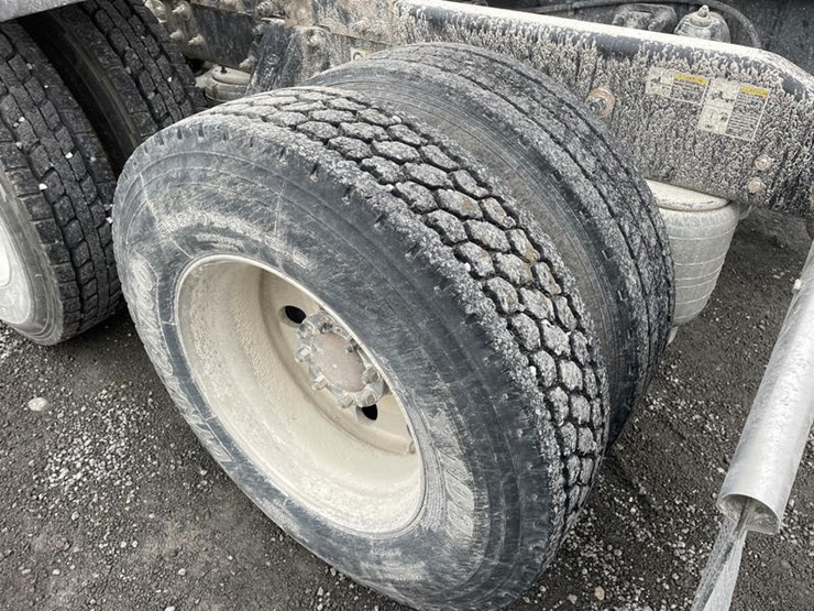 peterbilt-386-image-13