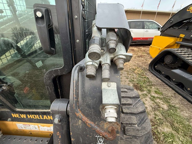 new-holland-l225-image-29