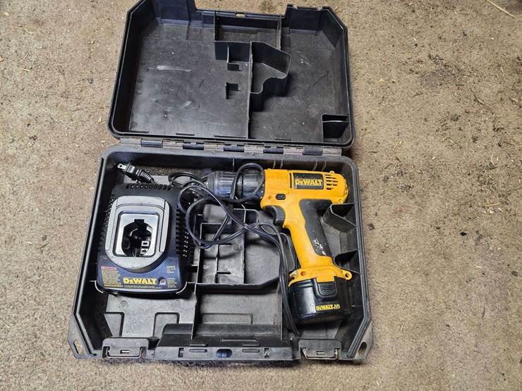 dewalt-9.6v-cordless-drill-with-battery-and-charger,-battery-in-unknown-working-condition-image-1