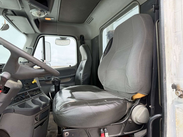 2006-freightliner-columbia-grain-truck,-549,000-miles,-8-year-old-box,-eaton-speed-shift-10-speed-tr-image-51