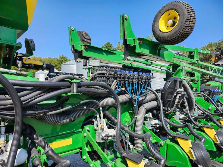 john-deere-1775-image-12