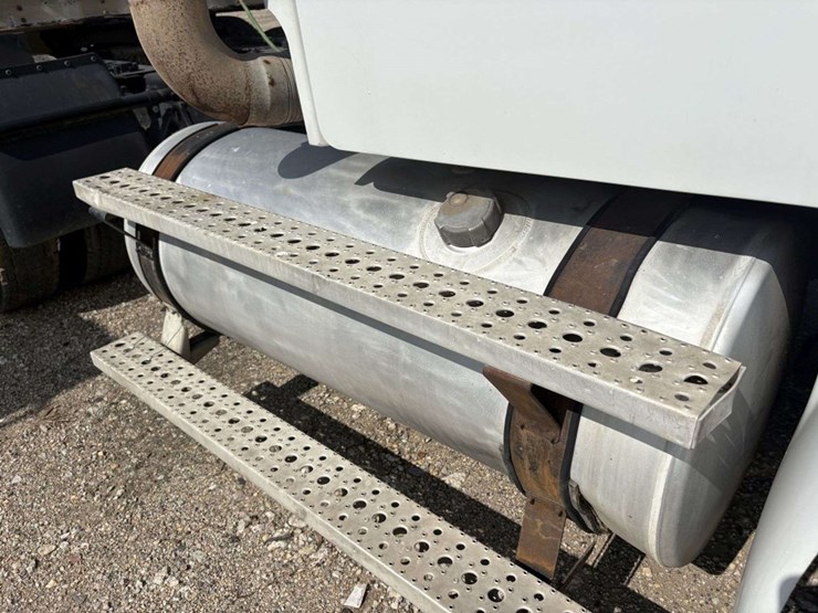 2004-freightliner-m2-business-class-semi-tractor,-day-cab,-mercedes-460,-10-speed,-jake-brake,-lopro-image-9