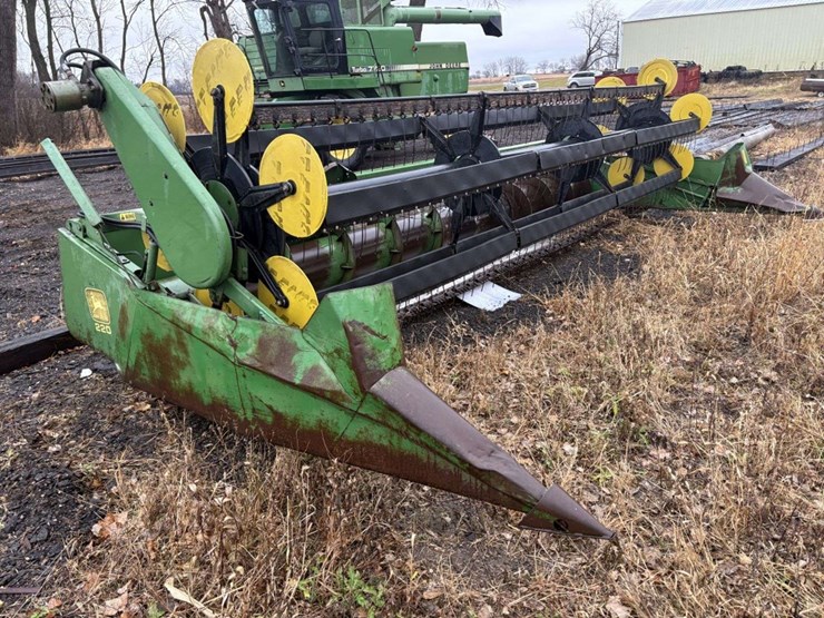 john-deere-220-image-3