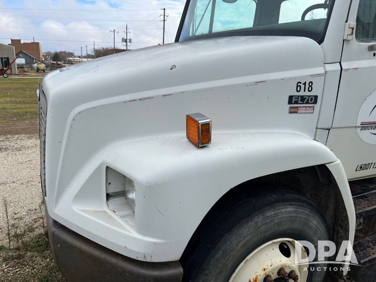 1999-freightliner-fl70-image-14