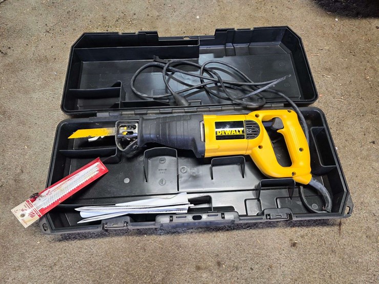 dewalt-reciprocating-saw,-used-very-little,-model-dw303,-1-1/8”-stroke,-with-extra-blades-image-2