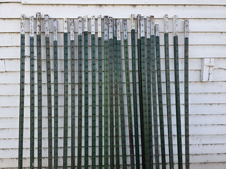 (25)-steel-t-posts,-only-used-once-for-snow-fence,-buying-all-for-one-money-image-3