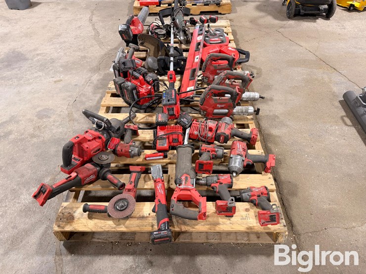 milwaukee-power-tools-w/batteries-&-6-battery-charger-image-6