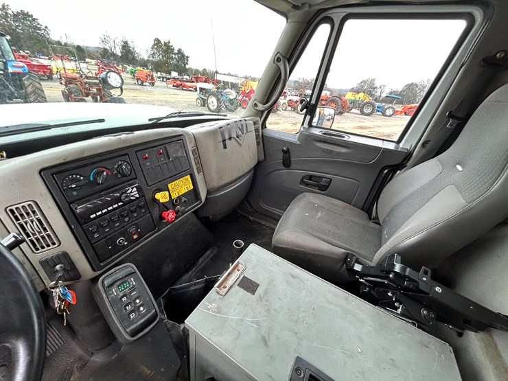 2010-international-7400-image-19