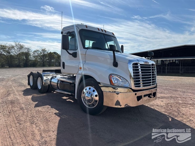 2016-freightliner-cascadia-125-image-3