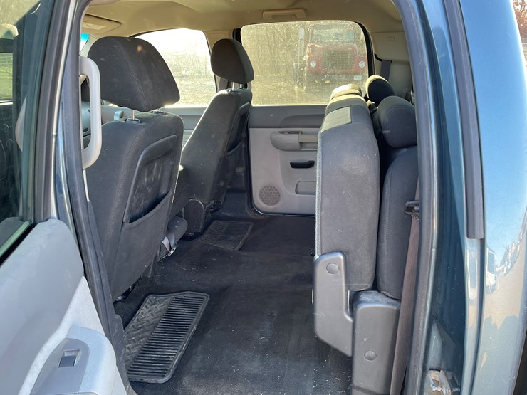 #1127-•-2013-chevrolet-silverado-pickup-truck-(has-mn-title)-image-38