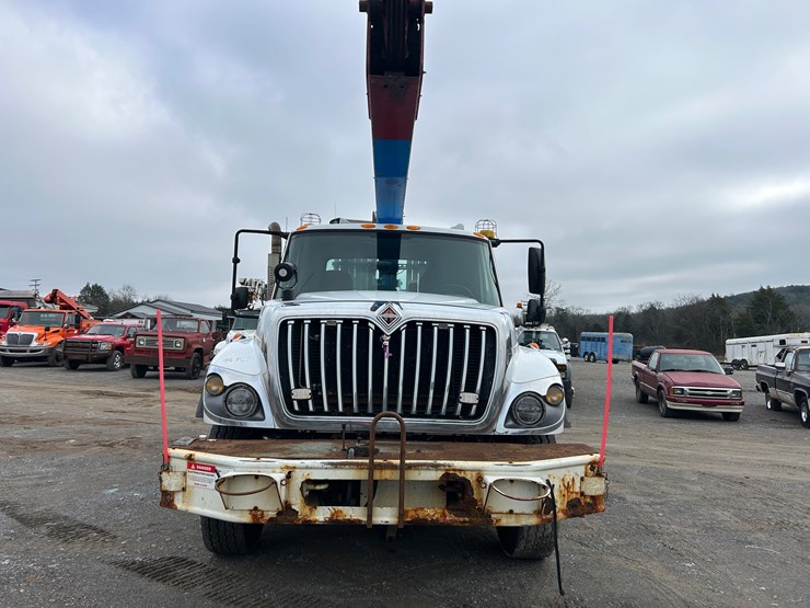 2010-international-7400-image-7