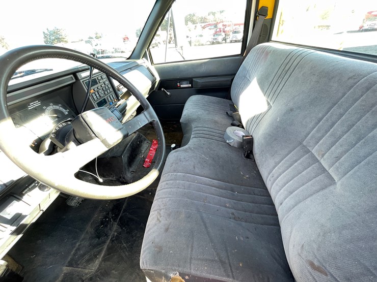 #1141-•-1995-gmc-topkick-bucket-truck-(has-mn-title)-image-32