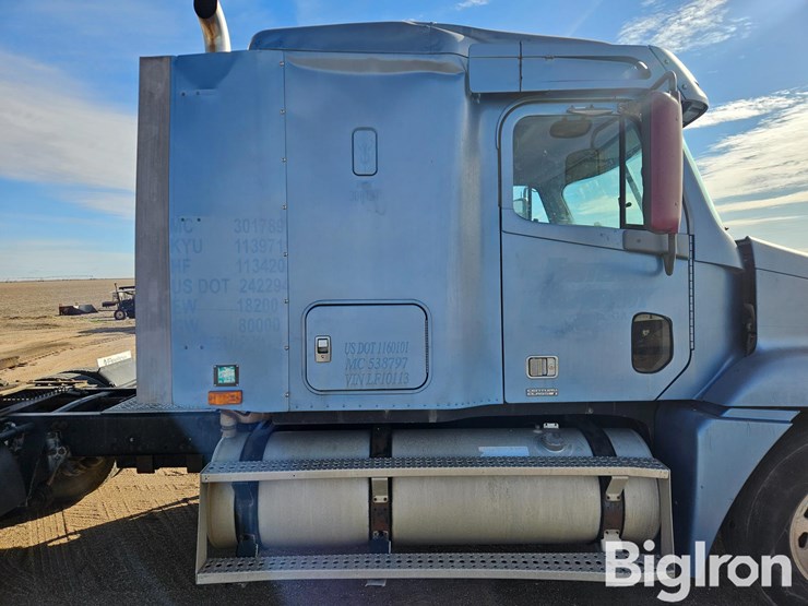 1999-freightliner-flc120-image-16