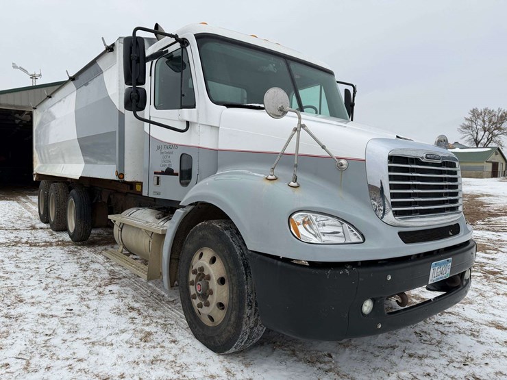 2006-freightliner-columbia-grain-truck,-549,000-miles,-8-year-old-box,-eaton-speed-shift-10-speed-tr-image-6