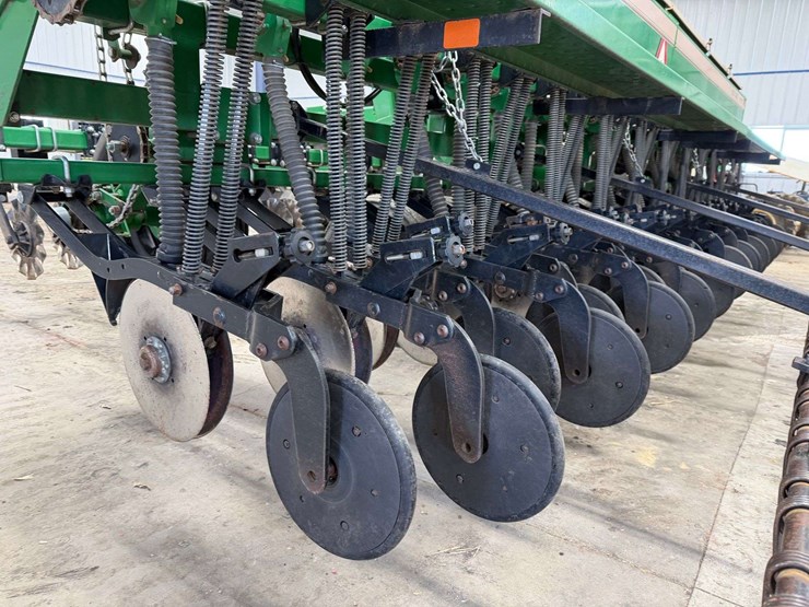 great-plains-20’-grain-drill,-10”-spacing,-3pt-converted-into-a-pull-type,-has-markers,-front-coulte-image-31
