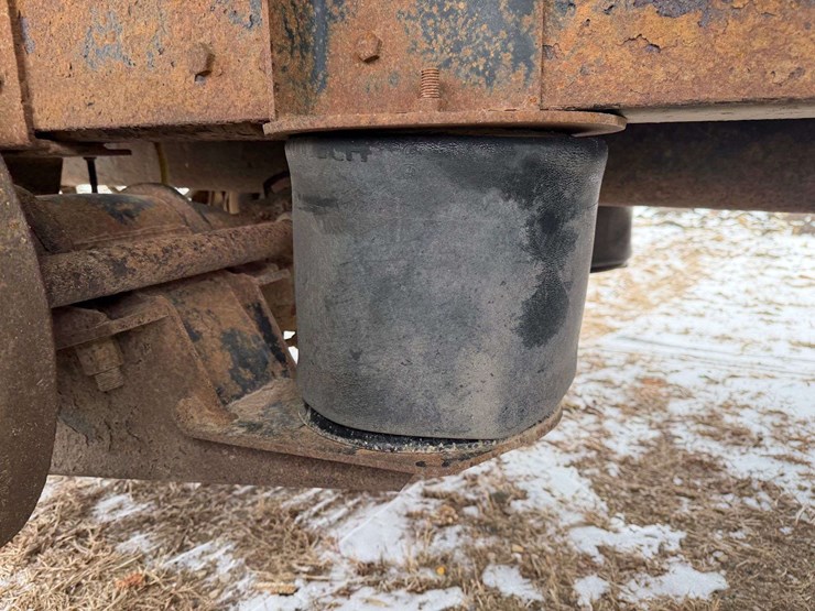 2006-freightliner-columbia-grain-truck,-549,000-miles,-8-year-old-box,-eaton-speed-shift-10-speed-tr-image-21