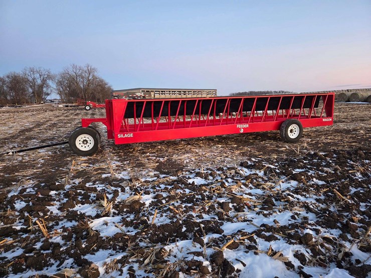 ia-84r-24'-silage-feeder-wagon-tricycle-front-16"-tires-new.-this-item-is-located-in-south-dakota,-t-image-1