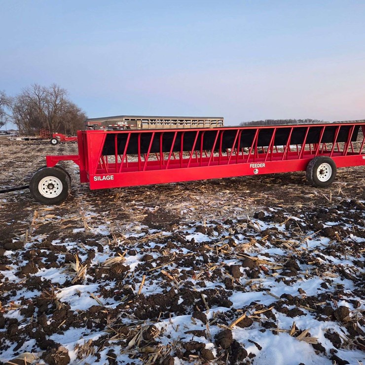IA 84R 24' Silage feeder wagon tricycle front 16" tires new. This Item is Located in South Dakota, T