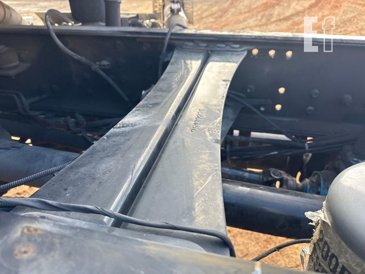 2016-mack-granite-gu433-image-8