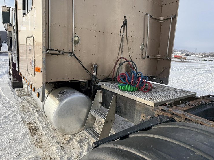 2004-peterbilt-379-image-50