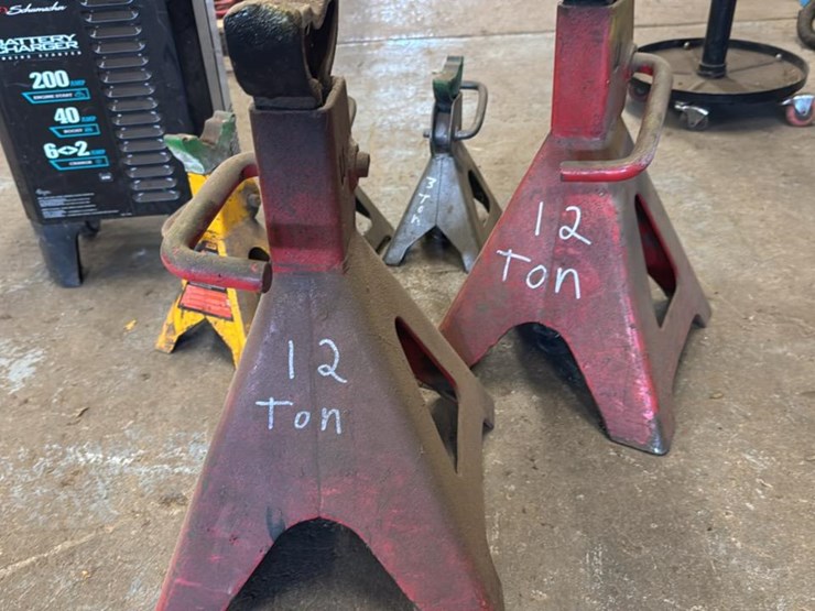 #180-•-battery-charger-and-jacks*-image-4