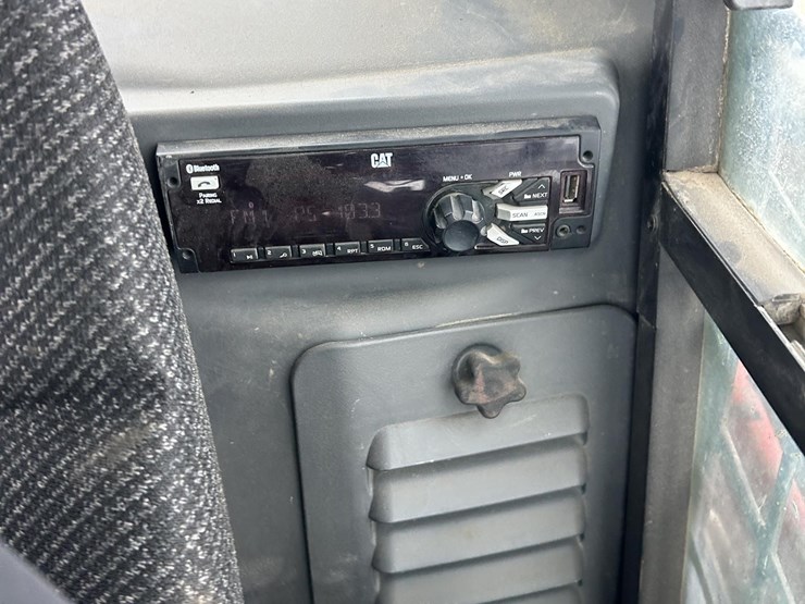 2016-caterpillar-259d-image-45