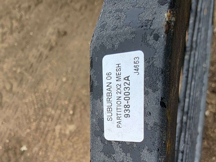 suburban-partition,-could-be-used-as-side-x-side-headache-rack,-model-sticker-in-photos-image-5